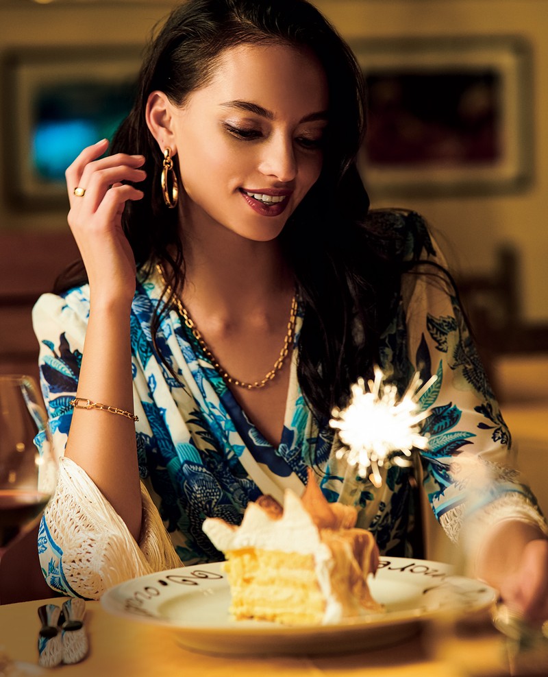 ドレス14万800円／タダシ ショージ、ピアス111万1000円、ネックレス111万1000円、ブレスレット49万5000円、リング36万3000円／すべてポメラート（ポメラート クライアントサービス）