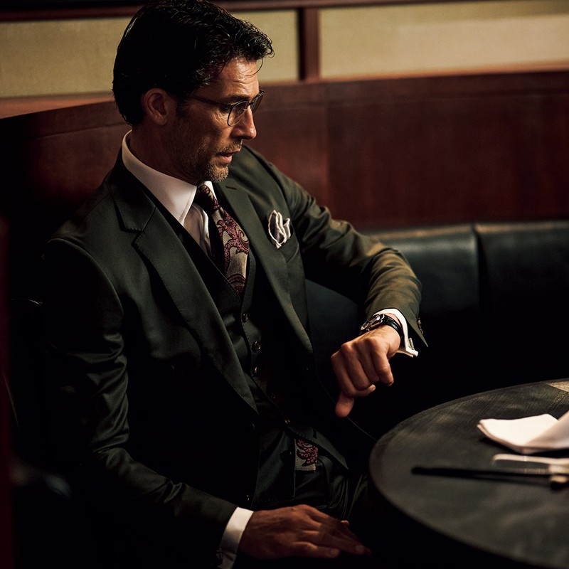 スーツ11万円、ベスト3万6300円／ともにポール・スミス（ポール・スミス リミテッド）、シャツ7万1500円／ターンブル＆アッサー（ヴァルカナイズ・ロンドン）、チーフ7480円／アトリエ エフ アンド ビー（ビームス 六本木ヒルズ）、タイ1万7600円／ポール・スチュアート（ポール・スチュアート青山本店）