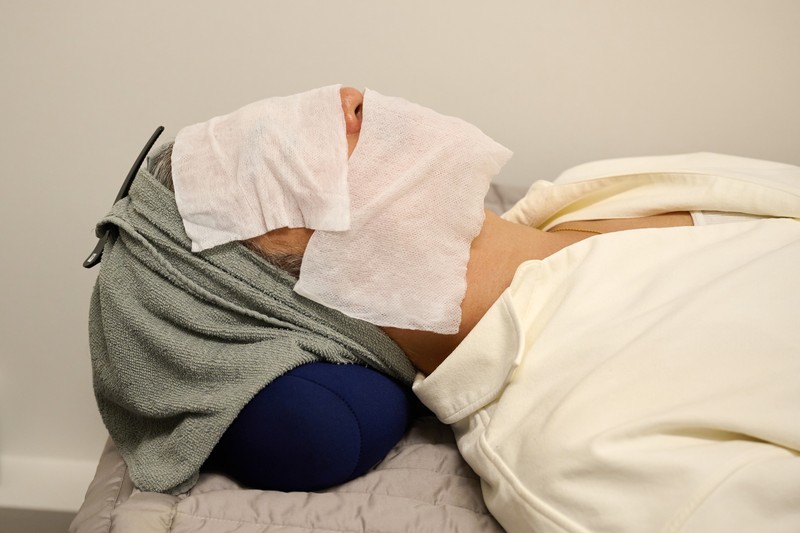 塗布が完了したら、ガーゼで顔全体をパックします。