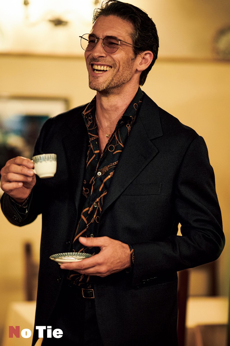 スーツ57万2000円／リヴェラーノ＆リヴェラーノ（LIVERANO & LIVERANO OSAKA）、シャツ3万3000円／ポール・スチュアート（ポール・スチュアート青山本店）、ネックレス61万1600円／ダミアーニ（ダミアーニ 銀座タワー）、サングラス7万400円／アイヴァン 7285（アイヴァン 7285 トウキョウ）、ベルト2万900円／アンダーソンズ（ビームス 六本木ヒルズ）