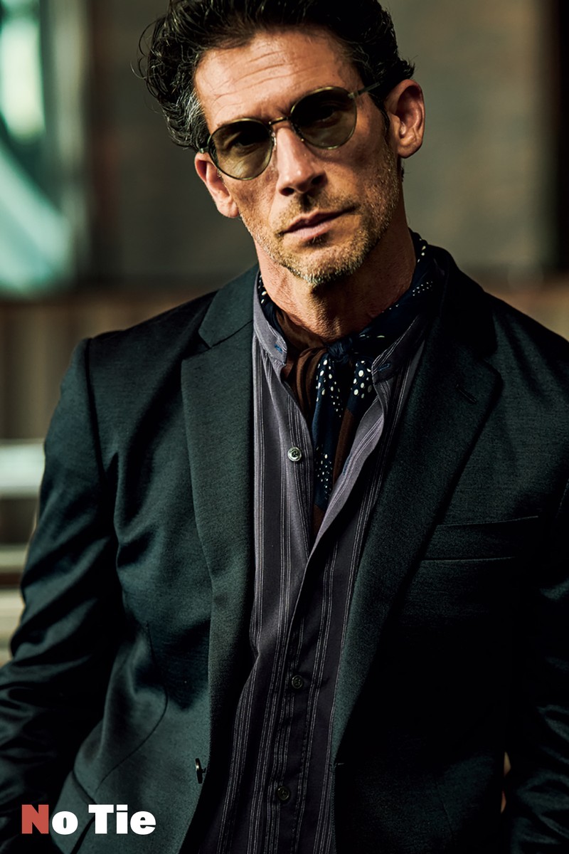 ジャケット5万6100円、シャツ7万3700円／ユーゲン（イデアス）、スカーフ1万6500円／レガリア（ビームス 六本木ヒルズ）、サングラス6万2810円／オリバーピープルズ（ルックスオティカジャパン カスタマーサービス）、ベルトはスタイリスト私物