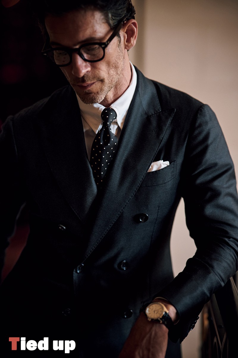 スーツ19万8000円／ブリッラ ペル イル グスト（ビームス 六本木ヒルズ）、シャツ2万2000円／ポール・スチュアート（ポール・スチュアート 青山本店）、タイ1万1000円／麻布テーラー（麻布テーラープレスルーム）、メガネ4万9500円／モスコット（モスコット トウキョウ）、時計114万4000円／グランドセイコー（セイコーウオッチお客様相談室）、チーフはスタイリスト私物