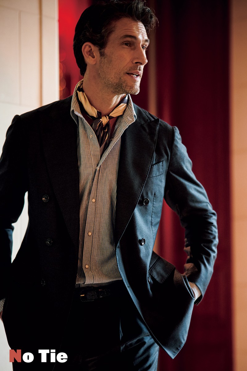 スーツ19万8000円／ブリッラ ペル イル グスト（ビームス 六本木ヒルズ）、シャツ4万8400円／ギ ローバー（バインド ピーアール）、スカーフ1万6500円／レガリア、ベルト12万1000円／アンダーソンズ（ともにビームス 六本木ヒルズ）