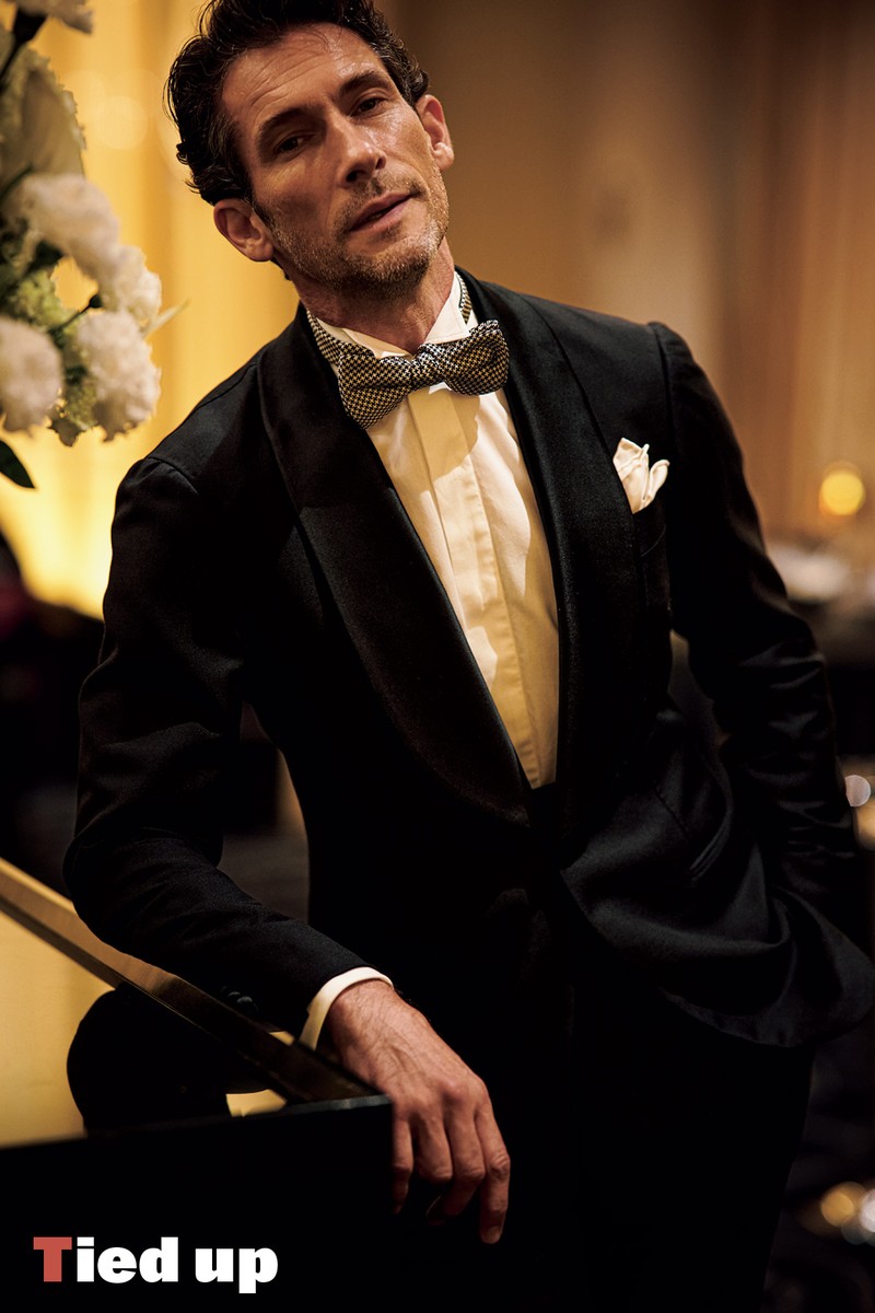 スーツ37万4000円／リングヂャケット マイスター（リングヂャケット マイスター 206 青山店）、シャツ8万8000円／リヴェラーノ＆リヴェラーノ（LIVERANO & LIVERANO OSAKA）、ボウタイ9900円、カマーバンド1万6500円／ともにシップス（シップス 銀座店）、チーフはスタイリスト私物