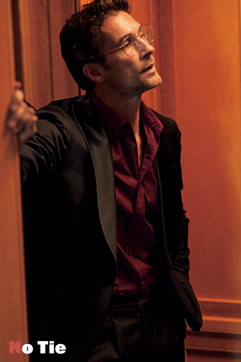 スーツ37万4000円／リングヂャケット マイスター（リングヂャケット マイスター 206 青山店）、シャツ3万3000円／メゾン エ ヴォヤージュ（メゾン エ ヴォヤージュ麻布台ヒルズ）、メガネ2万5740円／レイバン（ルックスオティカジャパン カスタマーサービス）、ネックレス61万1600円／／ダミアーニ（ダミアーニ 銀座タワー）