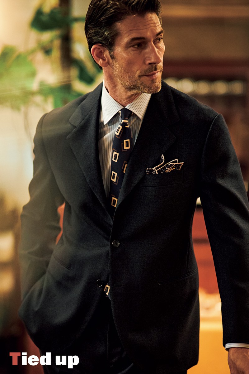 スーツ57万2000円／リヴェラーノ＆リヴェラーノ（LIVERANO & LIVERANO OSAKA）、シャツ4万4000円／メゾン エ ヴォヤージュ（メゾン エ ヴォヤージュ 麻布台ヒルズ）、タイ1万9800円／シーワード＆スターン、チーフ1万780円／ホリデー＆ブラウン（ともにビームス 六本木ヒルズ）