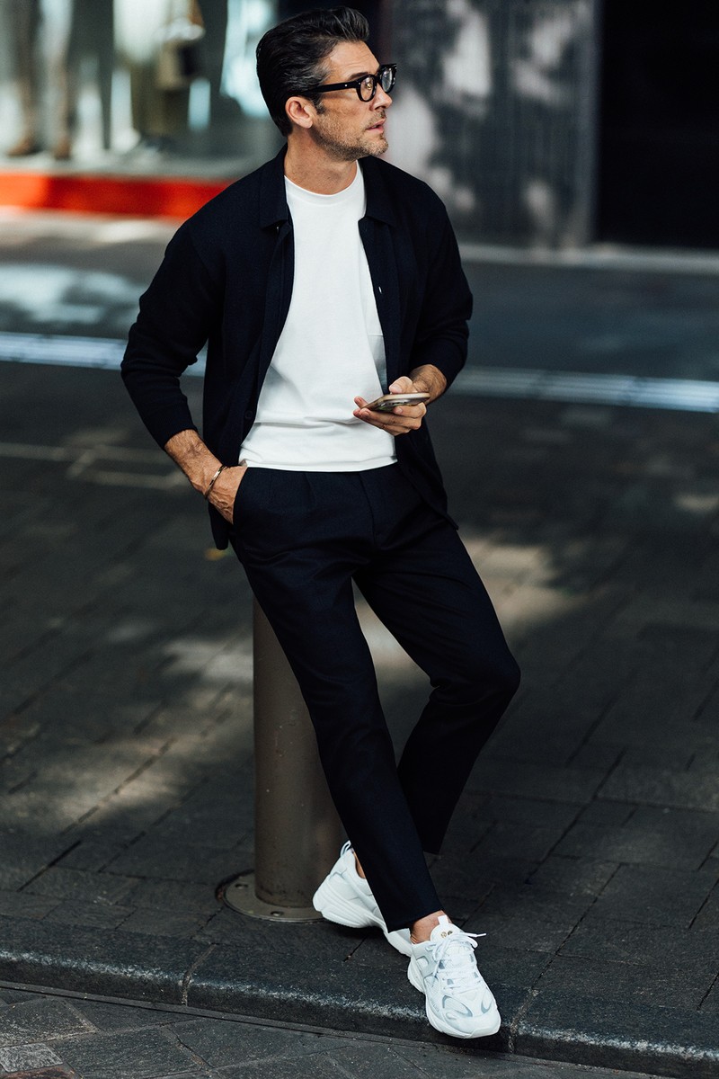 靴3万8500円／ハイド＆ジャック、ニット3万1900円／アカンサス、Tシャツ1万4300円／リプレイ、パンツ3万6300円／ジュンハシモト、メガネ11万6600円／ヴァレンティノ、ブレスレット25万9600円／ジェントルマン（すべて買えるLEON）