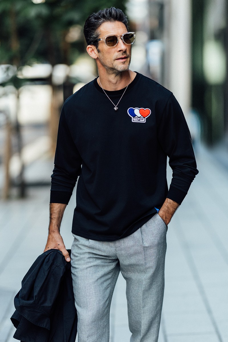 Tシャツ2万4200円／メゾンオノレパリ、パンツ5万8300円／パオローニ、アウター4万700円／リプレイ、サングラス3万6300円／アイヴォル、ネックレス6万4900円／ジャスティン デイビス（すべて買えるLEON）