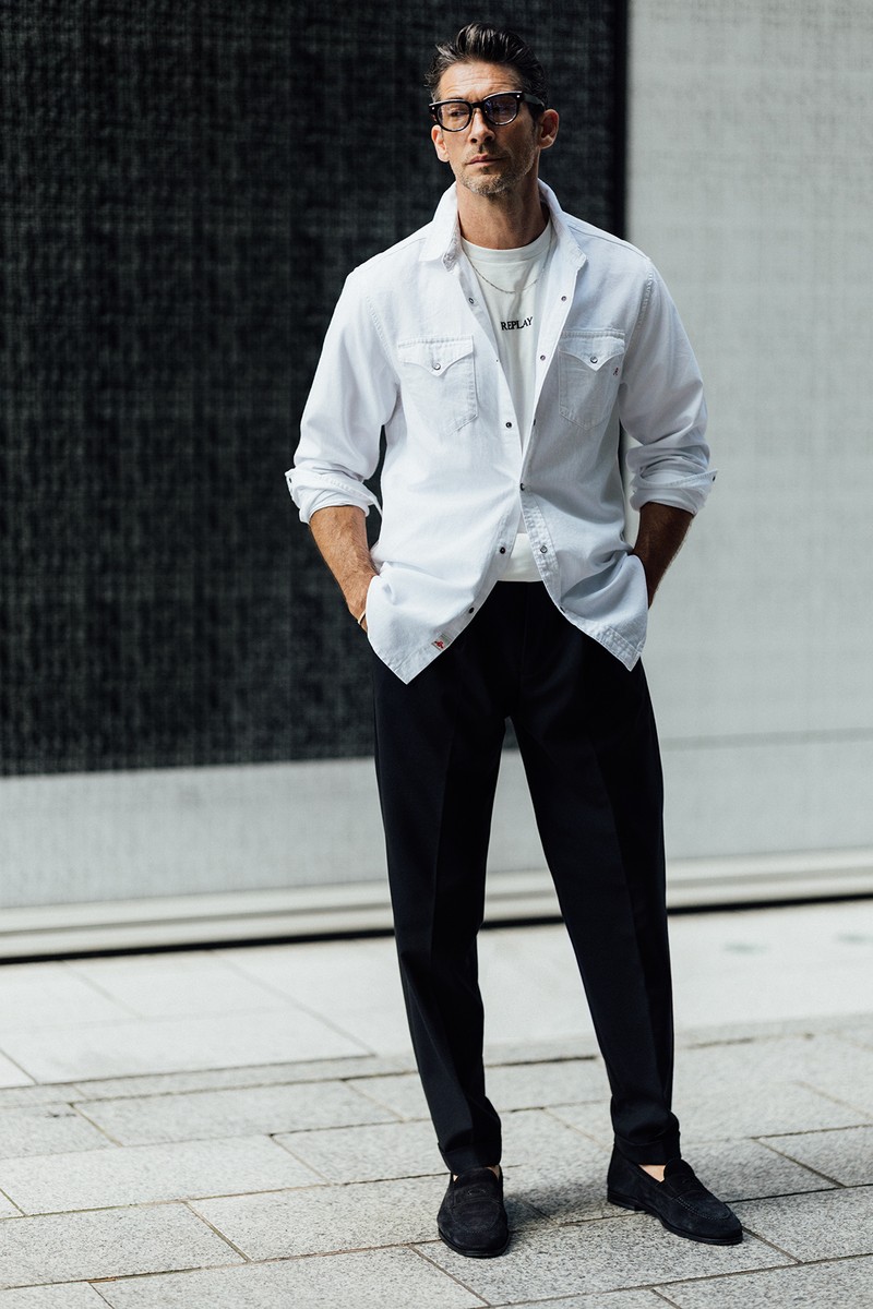 シャツ3万5200円、Tシャツ9900円／ともにリプレイ、パンツ3万9600円SALE価格1万9800円／エムバイ、メガネ11万6600円／ヴァレンティノ、ネックレス33万円／ヒロタカ、ブレスレット25万9600円／ジェントルマン、シューズ7万1500円／ヴェラスカ（すべて買えるLEON）