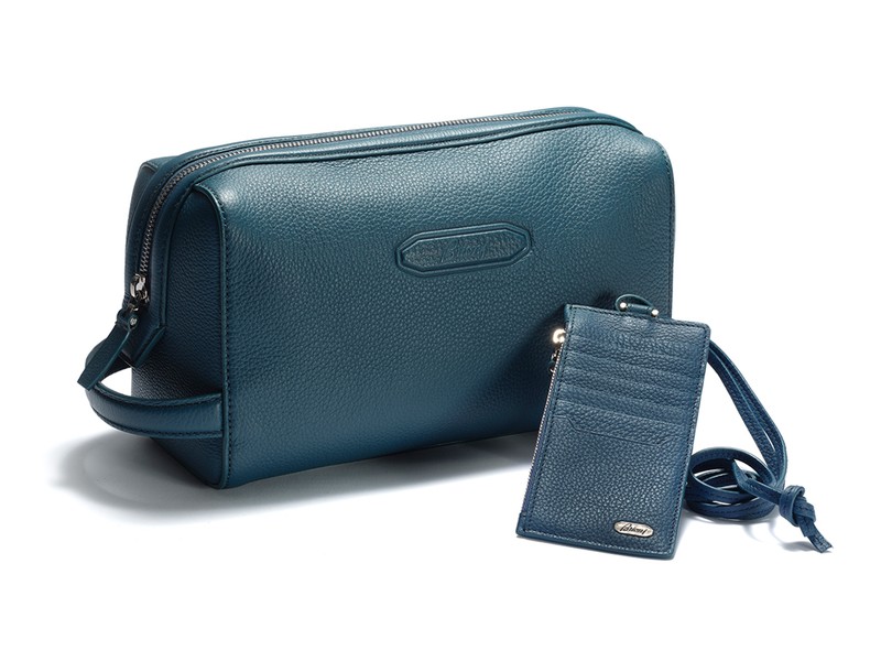 左●サファイアブルー グレインレザー ビューティーケース［W33×H17×D13㎝］16万5000円、右●サファイアブルー  グレインレザー ファスナー付き カードケース［W16.5×H8×D0.5㎝］8万3600円／ともにブリオーニ（ブリオーニクライアントサービス）