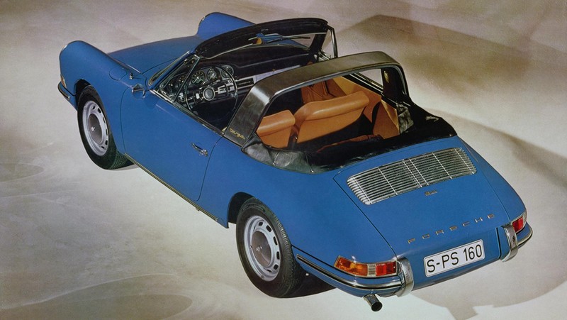 初代911タルガ。トップの幌を格納し、ビニール製のリアウインドウをたたむとほぼオープンの状態に。