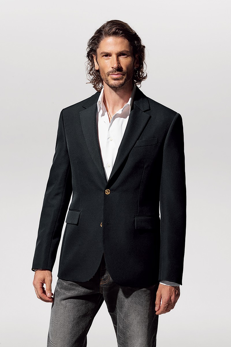 ジャケット41万8000円、シャツ10万7800円、パンツ12万5400円、ネックレス6万9300円／すべてヴェルサーチェ（ヴェルサーチェ ジャパン）