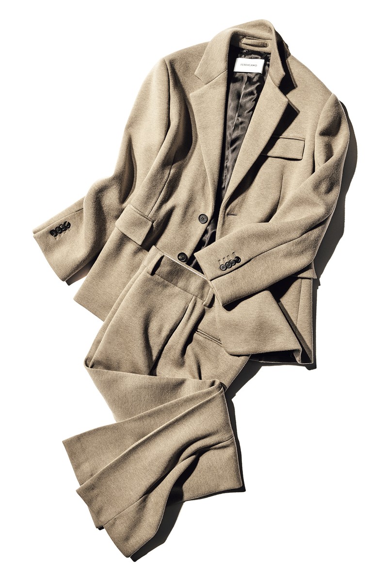 ジャケット46万2000円、パンツ19万8000円／ともにフェラガモ（フェラガモ・ジャパン）