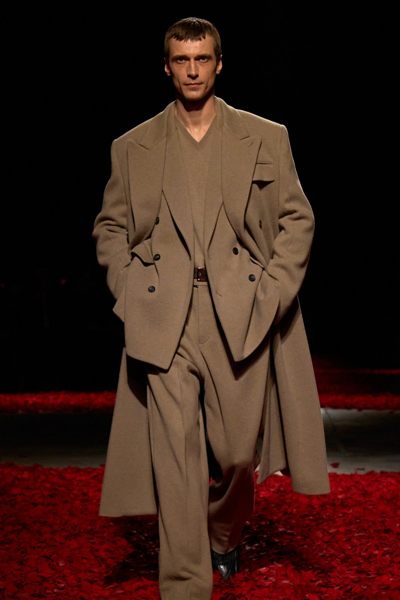 ジャケット46万2000円、パンツ19万8000円／ともにフェラガモ（フェラガモ・ジャパン）