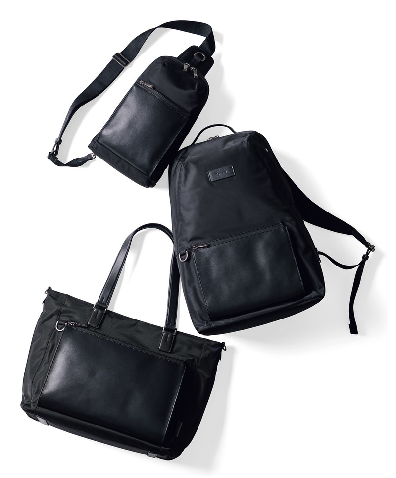 バッグ（上）[W19×H30×D8cm］3万3000円、（中）[W32×H45×D16cm］5万2800円、（下）[W45×H31×D12cm］4万6200円／すべてアクアスキュータム