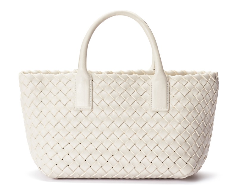 [W20×H15×D12㎝]バッグ83万5000円／ボッテガ・ヴェネタ（ボッテガ・ヴェネタ ジャパン）