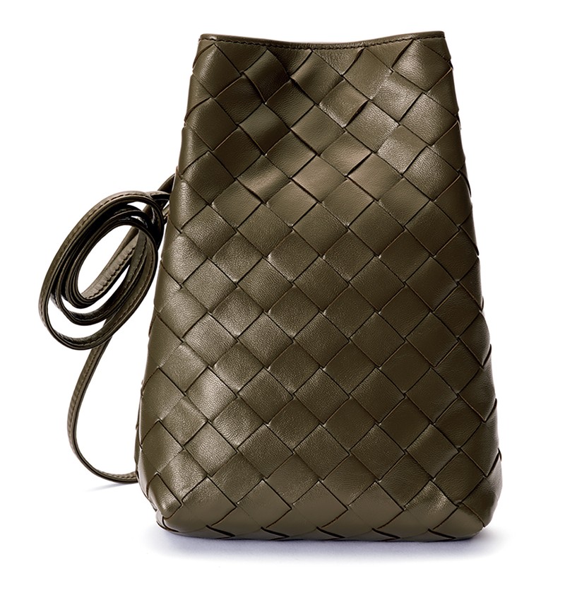 [W13×H20.5×D5.5㎝]バッグ17万500円／ボッテガ・ヴェネタ（ボッテガ・ヴェネタ ジャパン）