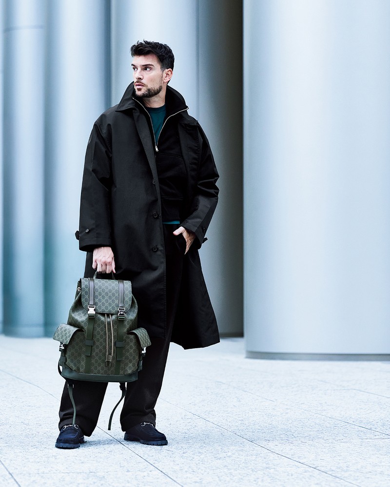 バッグ[W35×H46×D12㎝]36万8500円、コート51万7000円、スウェット25万8500円、Tシャツ9万3500円、 パンツ24万2000円、シューズ17万9300円／すべてグッチ（グッチ クライアントサービス）