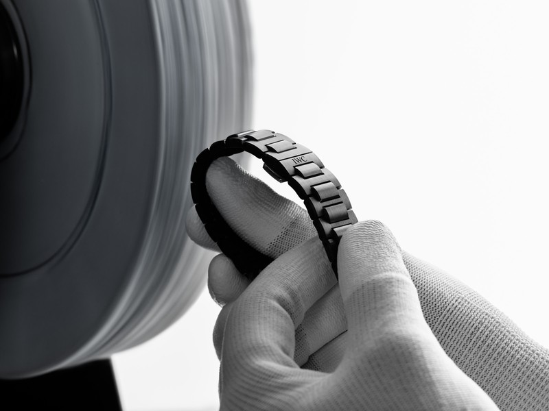 インヂュニア・オートマティック 42』 自動巻き、セラミックケース（42㎜）×ブレスレット。10気圧防水。308万円／IWC