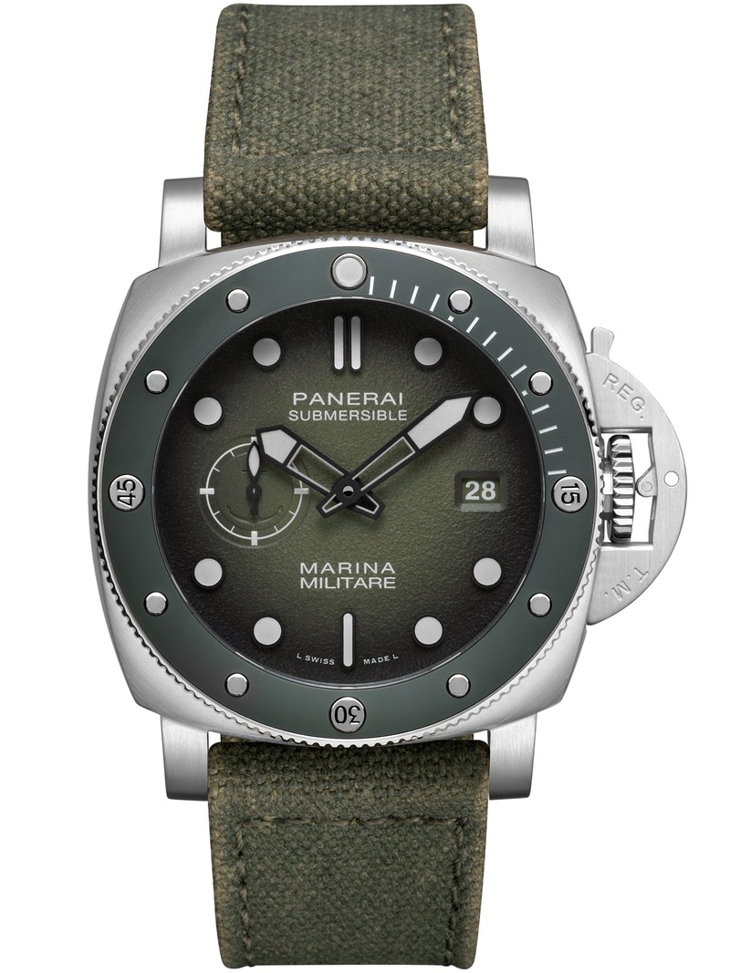 『サブマーシブル マリーナ ミリターレ PAM01697』自動巻き、SSケース(44mm)、グリーンセラミックベゼル、キャンバスストラップ。300m防水。179万3000円/パネライ(パネライ 大阪ブティック)