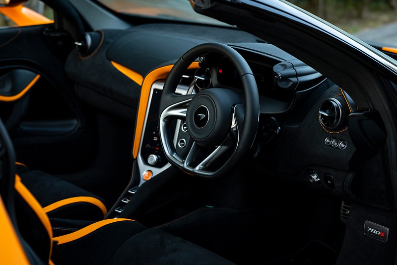 シンプルな造形の750Ｓのインテリア。現代のほぼすべてのクルマがステアリングにさまざまなスイッチを配置する時代にあって、運転に集中するため１つのスイッチもない。