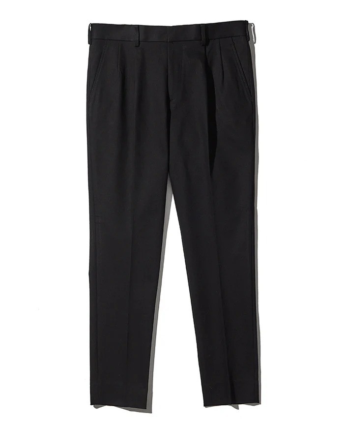 パンツ3万6300円／ジュンハシモト（買えるLEON）