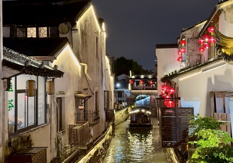 小さい船が細い運河をスイスイと駆け抜ける姿はまさしくベニス。