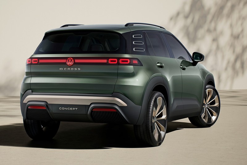 最近のVW車に共通する赤く発光するブランドマークも印象的。