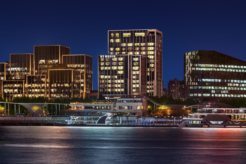 ライトアップされたビルが立ち並ぶ黄浦江