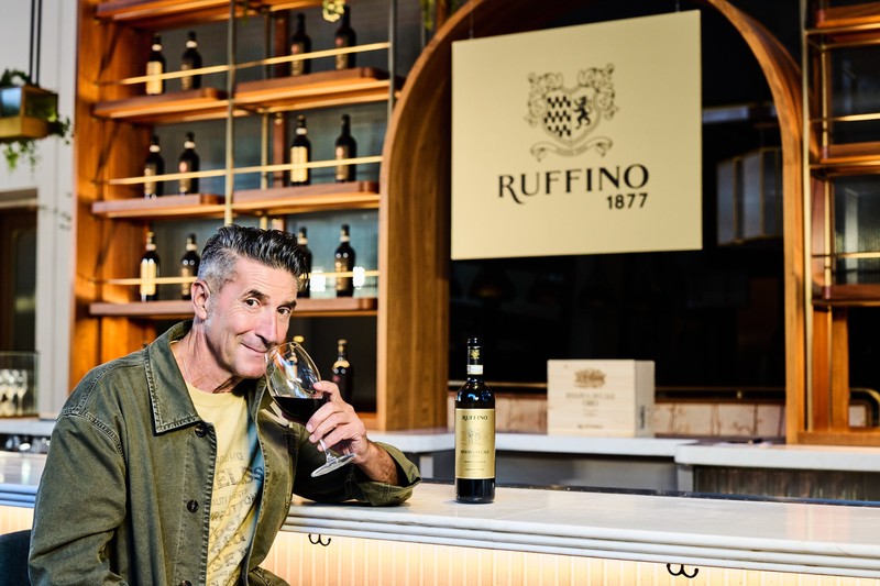 多くの著名人が「ルフィーノ」のワインを愛飲し、そのひとりであった作曲家のヴェルディはワインの到着が遅れるとワイナリーに苦情の手紙を書いたほど。1920年代の禁酒法時代には、ストレス解消や安らぎをもたらす薬として処方されるなど、「ルフィーノ」のワインはその時代に即した姿で愛されてきました。