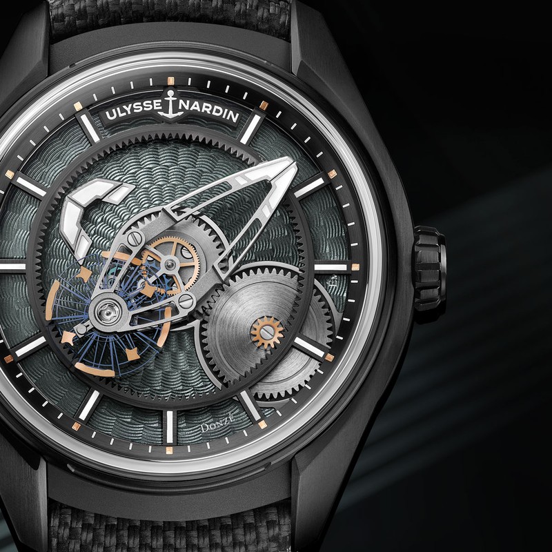 「フリークX グレー エナメル」自動巻き、ブラックDLCチタンケース（43mm）、ラバーバリスティックストラップ。50m防水。700万7000円／ユリス・ナルダン（ソーウインド ジャパン）