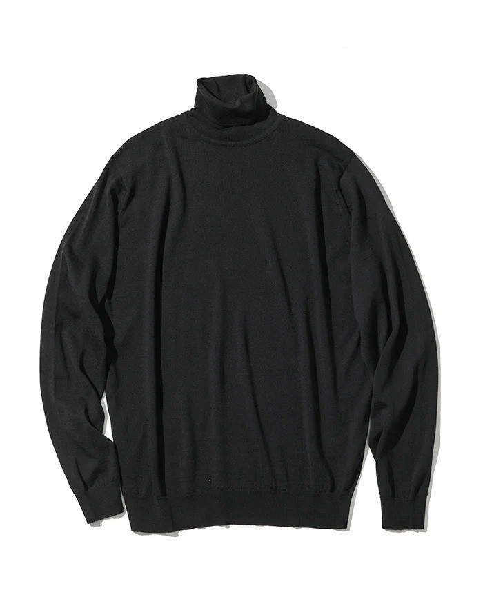 タートルネック¥51,700／ジョン スメドレー（買えるLEON）