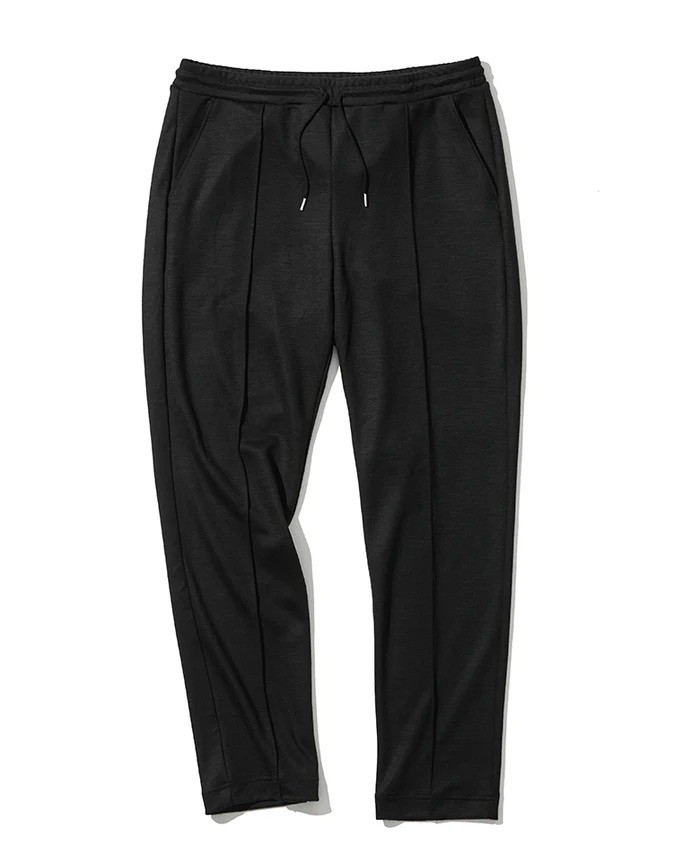 パンツ¥33,000／リヴォラ（買えるLEON）
