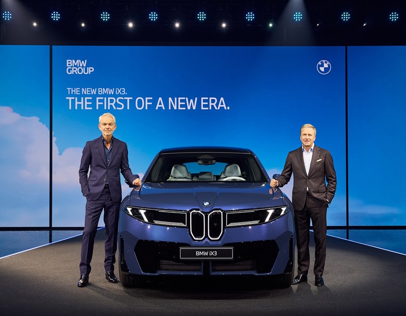 BMW iX3 ミュンヘンでiX3を紹介するBMW本社のツィプセ会長(左)とデザイン統括のファン・ホイドンク氏。