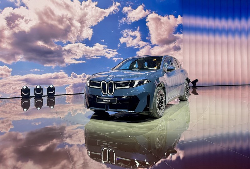 BMW iX3 BMW車のトレードマークのキドニーグリルが新しいデザインになった 写真:筆者。