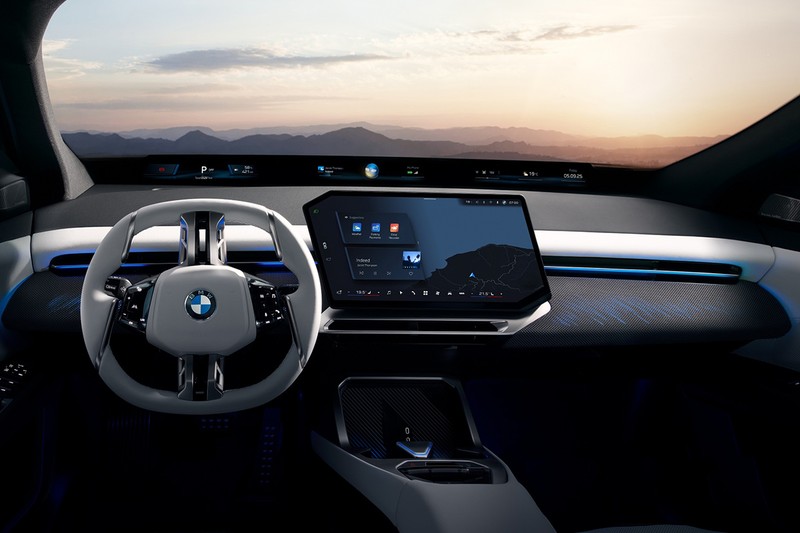 BMW iX3 ウインドシールド下のBMWパノラミックビジョンと十字に見えるステアリングホイールのスポークが目をひく。