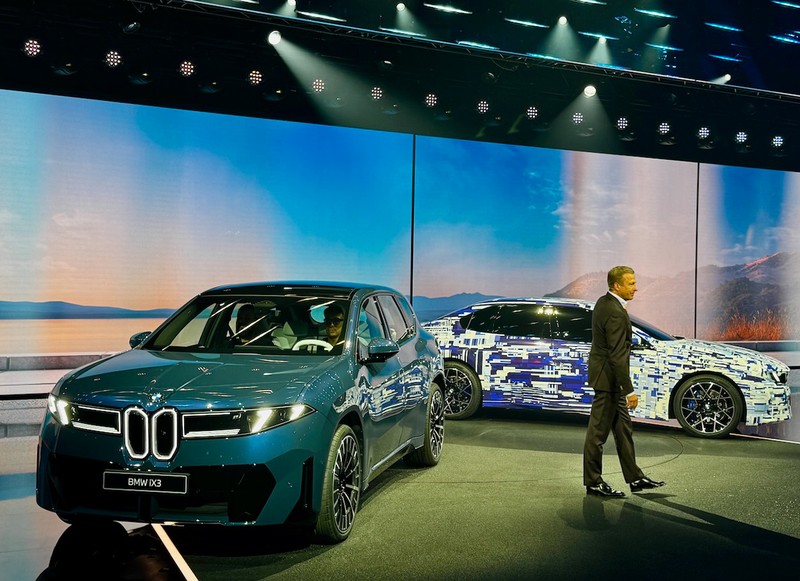 iX3の背後には26年に発表の新型X3(ただしカムフラージュ)。写真:筆者