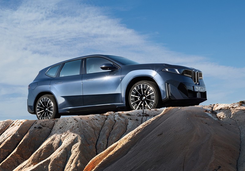 BMW iX3 かなり力強く見える前後輪まわりのフェンダーの造型が印象的。