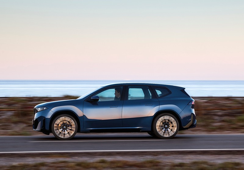BMW iX3 走行中の姿が魅力的に見えるのはBMWならでは。