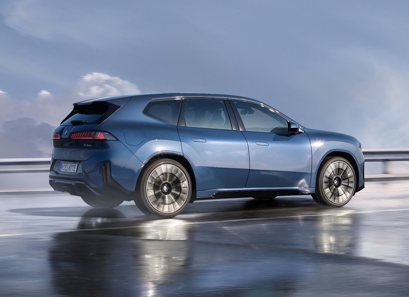 BMW iX3 リアコンビネーションランプの造型はあたらしい。