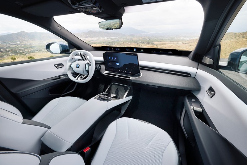 BMW iX3 乗員を取り囲むように造型されたコクピット。