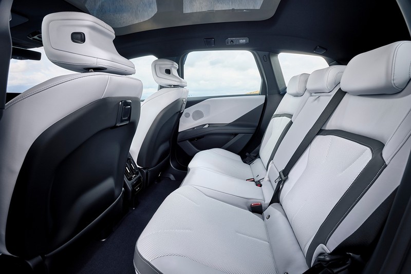 BMW iX3 後席空間は余裕たっぷり。