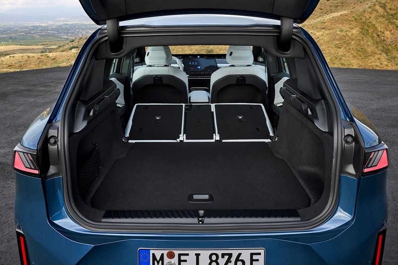 BMW iX3 容量もたっぷり確保された荷室で使い勝手よさそう。