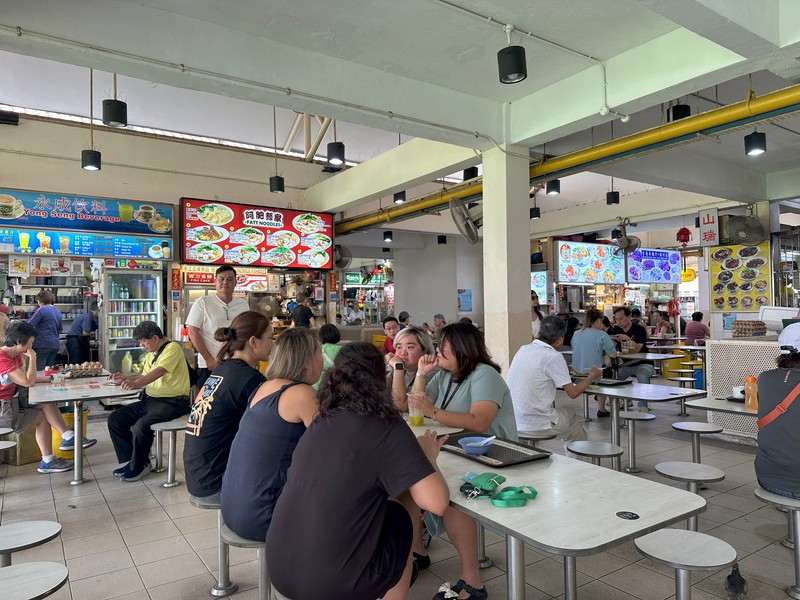 ホーカーで食事をするならテーブルを拭けるウェットティッシュを持参すると快適に過ごせるはず。