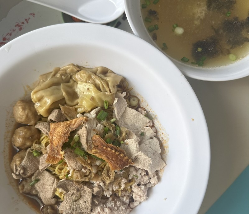 もちもちの卵麺はもちろんクリスピーな魚の皮や肉団子など具材もいい感じ。汁なし麺にはスープが付きます。