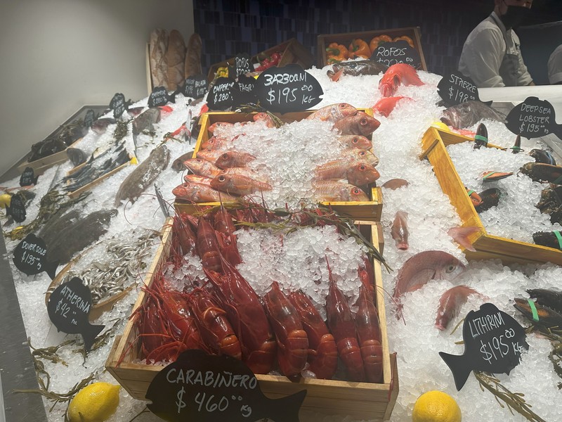 「エスティアトリオ・ミロス」。店舗中央のショーケースには、チェルナ (ハタ)、ファグリ (真鯛)、ラブラキ (スズキ)など旬の魚が並びます。