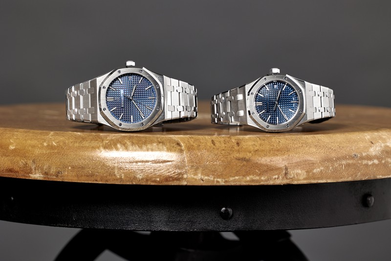 人生の集大成となるフォトブックの完成記念で手に入れた時計もロイヤルオーク（写真右）。こちらは37㎜という小振りなケースサイズがポイント。