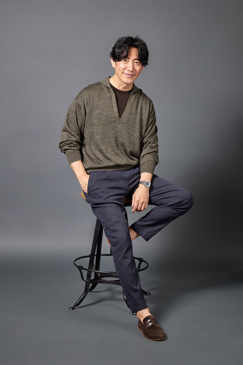 さすが長年ファッション誌に携わってきただけあって私服も実にお洒落です。アズーロ･エ･マローネ（紺と茶色）のニットスタイルが軽妙に決まっています。