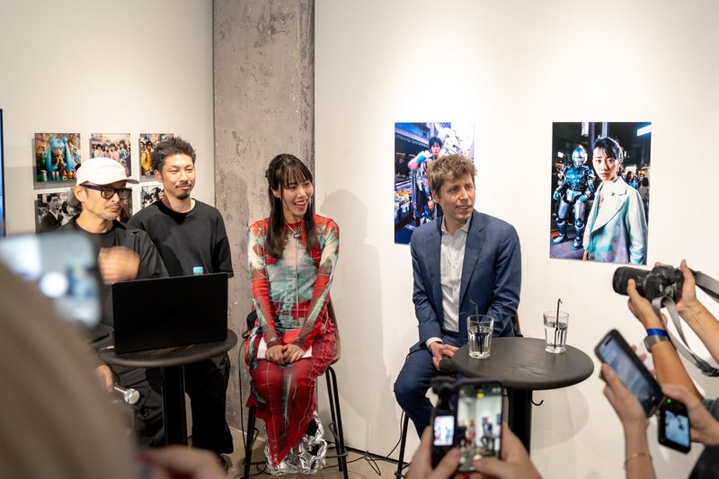 左より、真鍋大度氏と通訳、草野絵美氏、サム・アルトマン氏