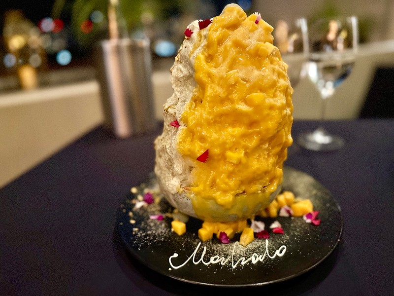 数種類のソースからマンゴーとピスタチオをセレクト